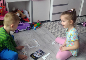 Dzieci grają w domino
